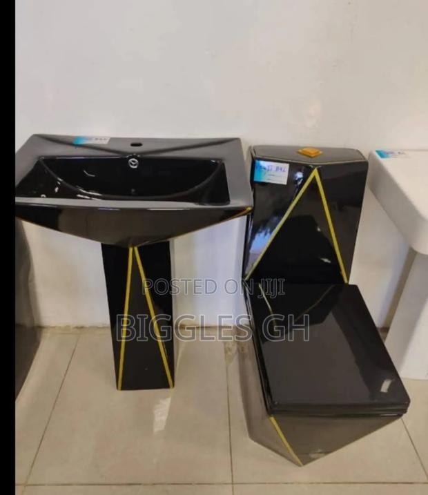 Black and Gold Wc With Basin · Photo 3