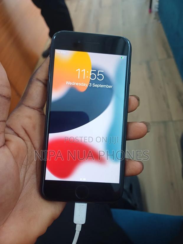 Apple iPhone 7 32 GB Black · Photo 2