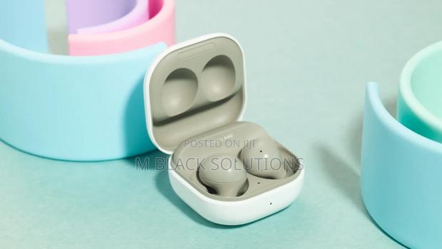 Samsung Galaxy Buds 2 Noise Cancelling Earbuds · Photo 4