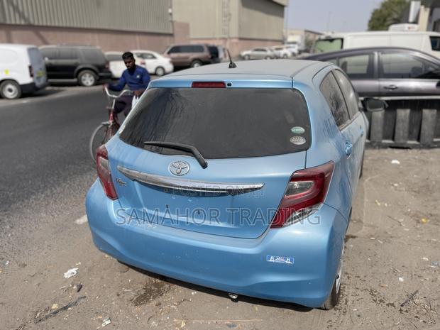 Toyota Vitz 1.3 AWD 3dr 2015 Blue photo 4