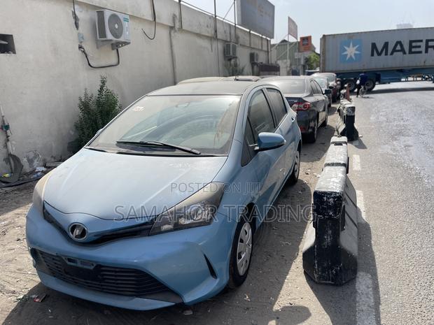 Toyota Vitz 1.3 AWD 3dr 2015 Blue photo 5