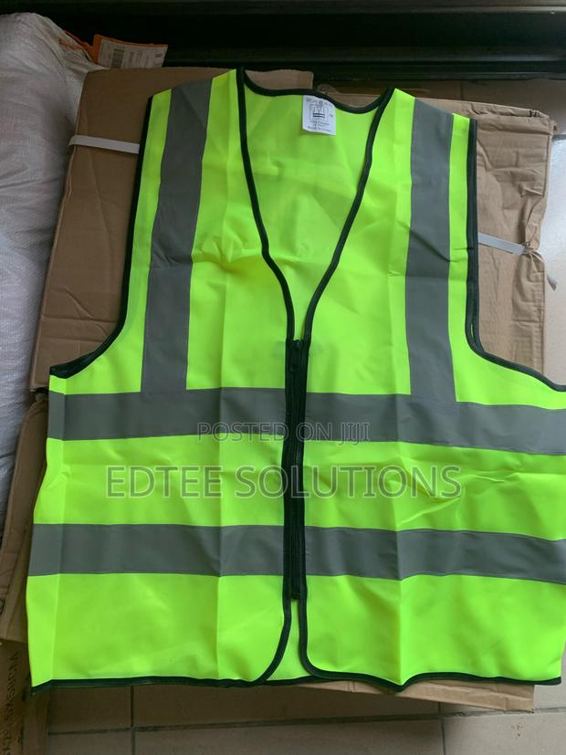 Green Reflective Vest With Zipper · Photo 3