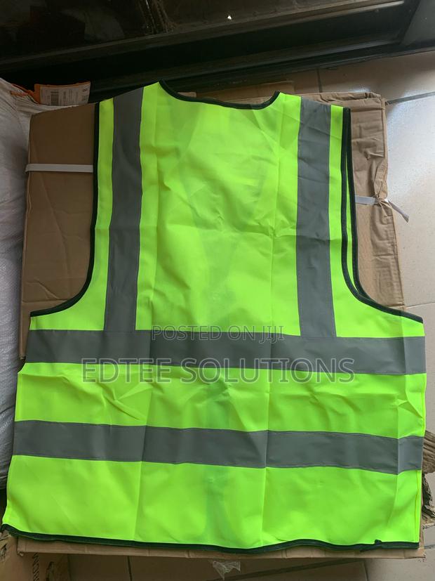Green Reflective Vest With Zipper · Photo 4