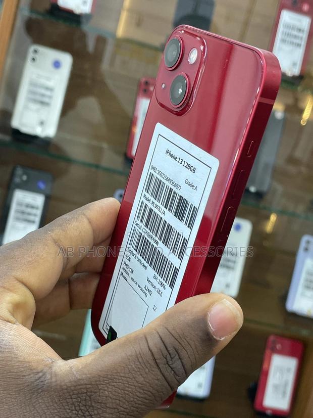 Apple iPhone 13 128 GB Red · Photo 3