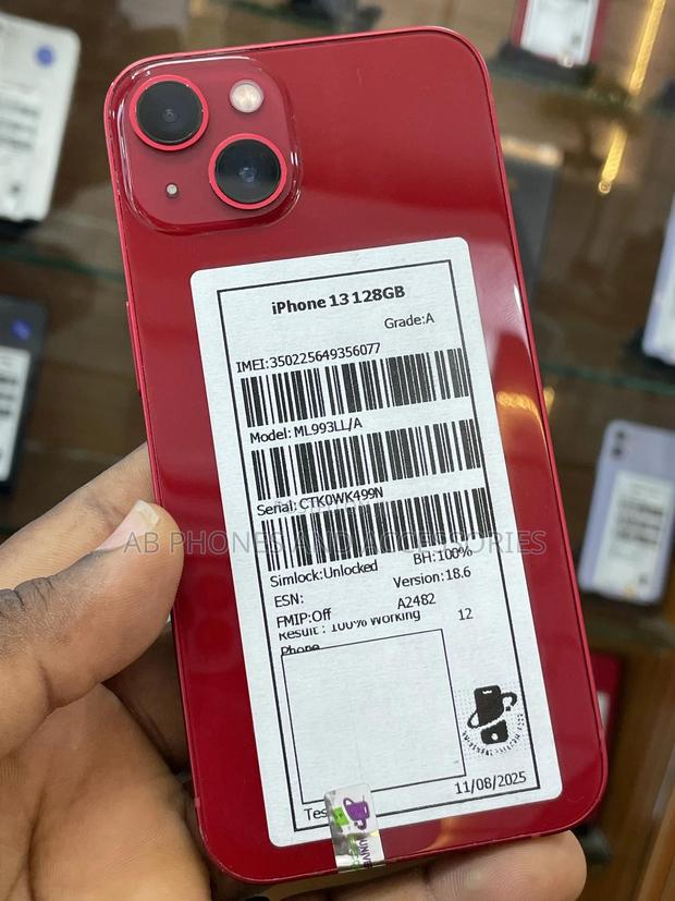 Apple iPhone 13 128 GB Red · Photo 4