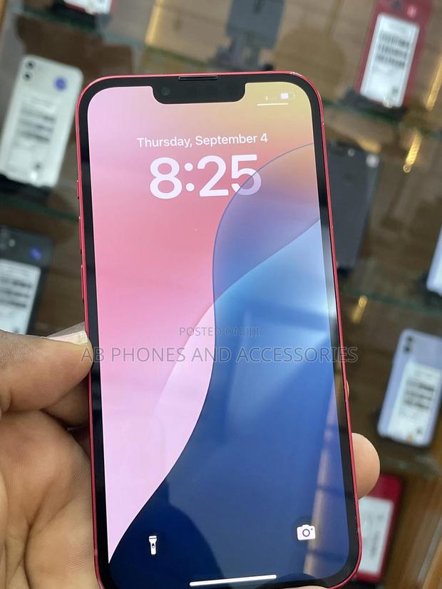 Apple iPhone 13 128 GB Red · Photo 2