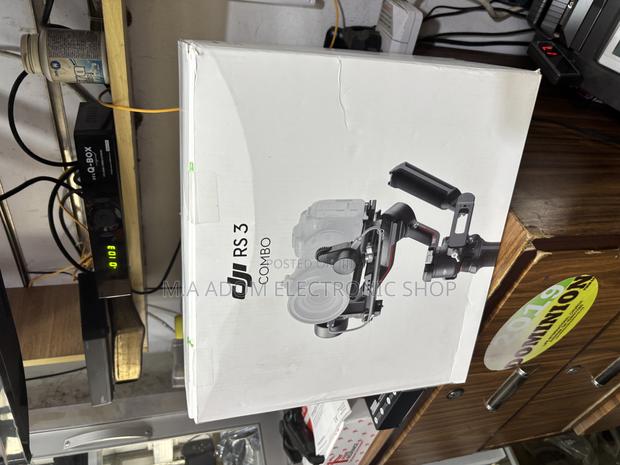 Dji Rs3 Combo Gimbal Stebilizer for DSLR Cameras · Photo 4