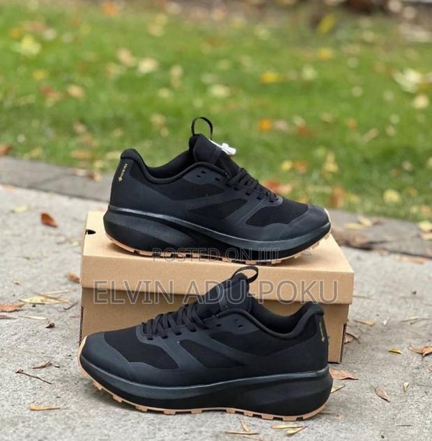 Reebok Goretex Black Sneaker · Photo 4