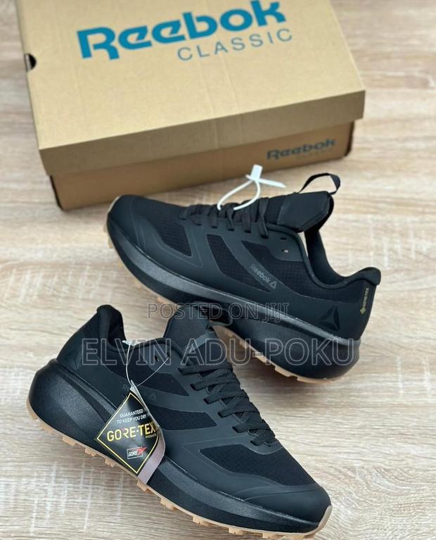 Reebok Goretex Black Sneaker · Photo 3