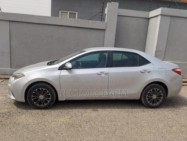Toyota Corolla LE 4dr Sedan (1.8L 4cyl CVT) 2015 Silver photo 2