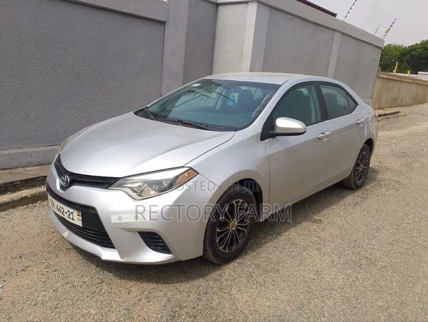 Toyota Corolla LE 4dr Sedan (1.8L 4cyl CVT) 2015 Silver photo 3