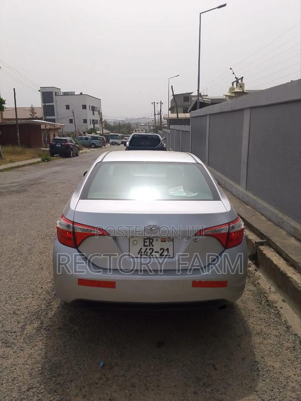 Toyota Corolla LE 4dr Sedan (1.8L 4cyl CVT) 2015 Silver photo 4