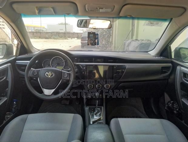 Toyota Corolla LE 4dr Sedan (1.8L 4cyl CVT) 2015 Silver photo 5