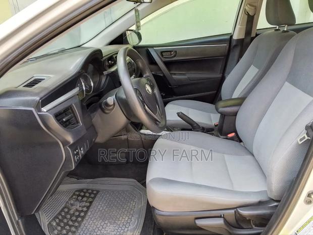 Toyota Corolla LE 4dr Sedan (1.8L 4cyl CVT) 2015 Silver photo 6