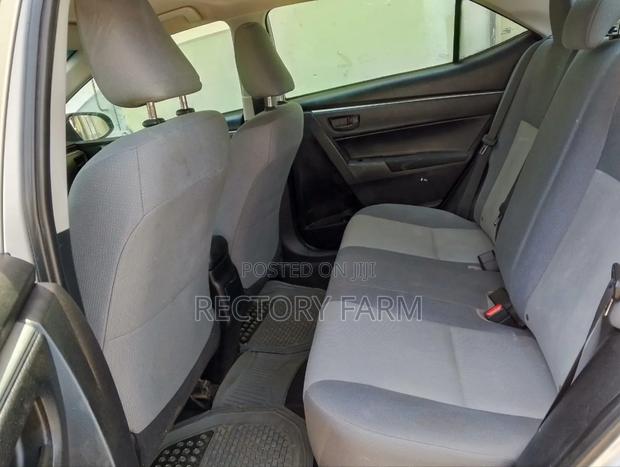 Toyota Corolla LE 4dr Sedan (1.8L 4cyl CVT) 2015 Silver photo 7