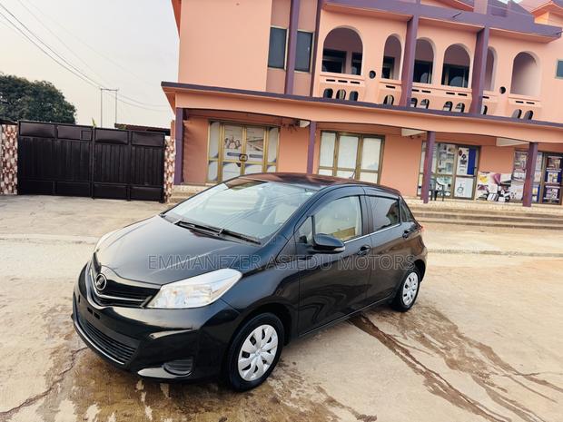 Toyota Vitz 1.3 FWD 5dr 2012 Black photo 3