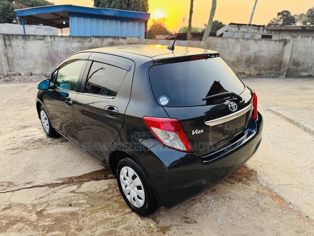 Toyota Vitz 1.3 FWD 5dr 2012 Black photo 4