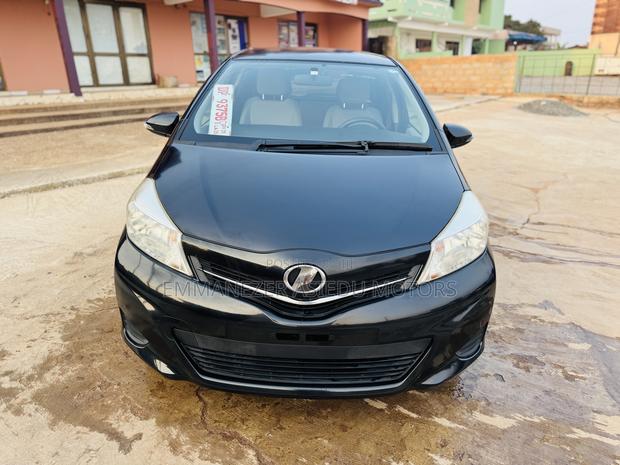 Toyota Vitz 1.3 FWD 5dr 2012 Black photo 2
