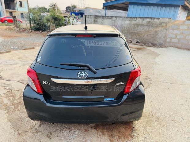Toyota Vitz 1.3 FWD 5dr 2012 Black photo 6