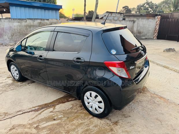 Toyota Vitz 1.3 FWD 5dr 2012 Black photo 5