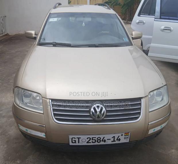 Volkswagen Passat 1.8 T 2004 Gold · Photo 2