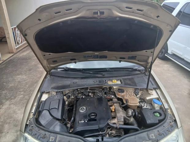 Volkswagen Passat 1.8 T 2004 Gold · Photo 3