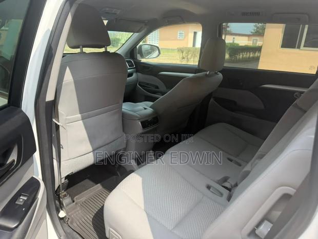 Toyota Highlander LE 4x2 (2.7L 4cyl 6A) 2017 White photo 6