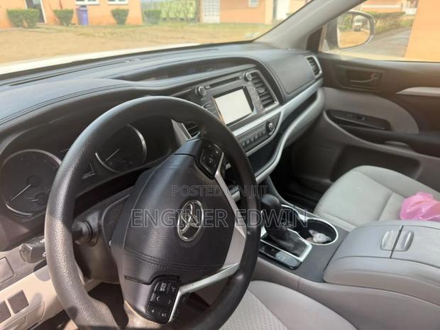 Toyota Highlander LE 4x2 (2.7L 4cyl 6A) 2017 White photo 9