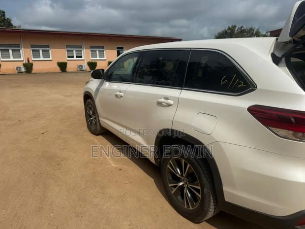 Toyota Highlander LE 4x2 (2.7L 4cyl 6A) 2017 White photo 10