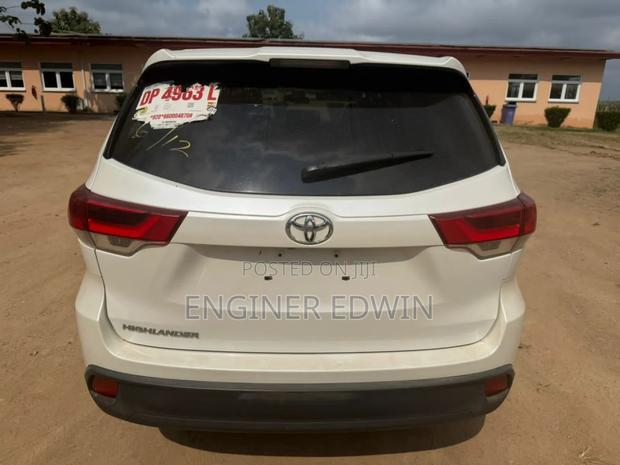 Toyota Highlander LE 4x2 (2.7L 4cyl 6A) 2017 White photo 11