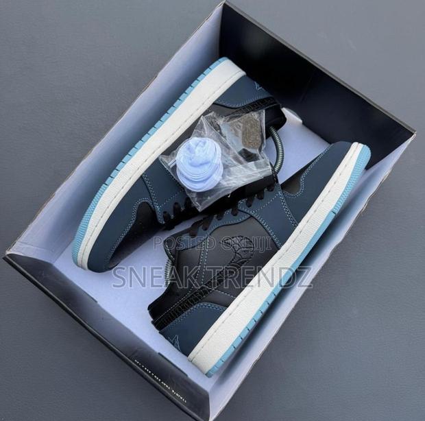 Air Jordan R1 Low Midnight Blue Black N White · Photo 4