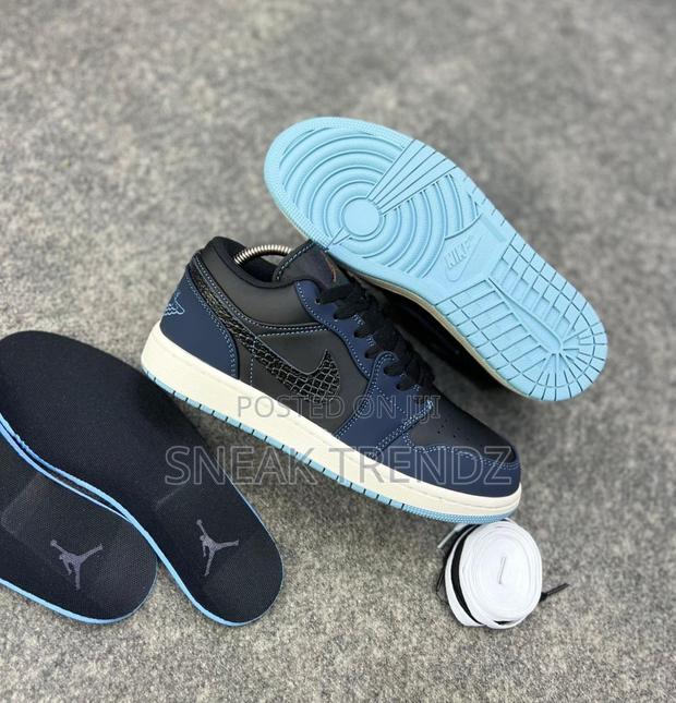 Air Jordan R1 Low Midnight Blue Black N White · Photo 3