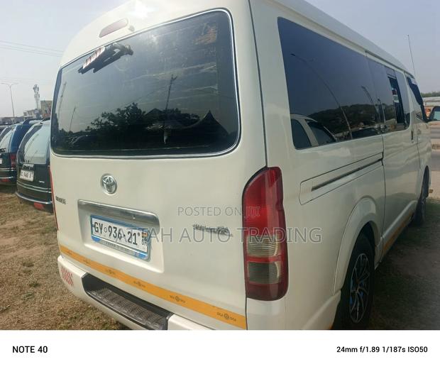Toyota HiAce 2017 White photo 2