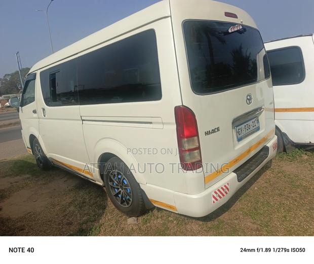 Toyota HiAce 2017 White photo 5