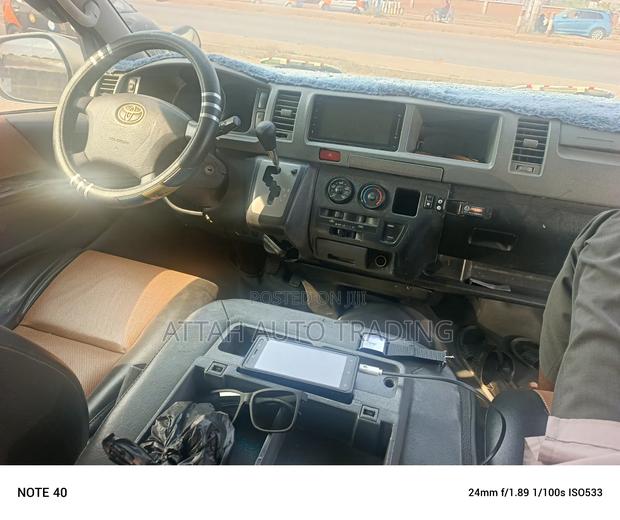 Toyota HiAce 2017 White photo 7