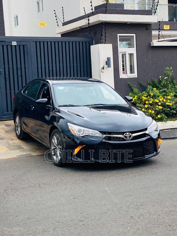Toyota Camry SE 4dr Sedan (2.5L 4cyl 6A) 2017 Black photo 4