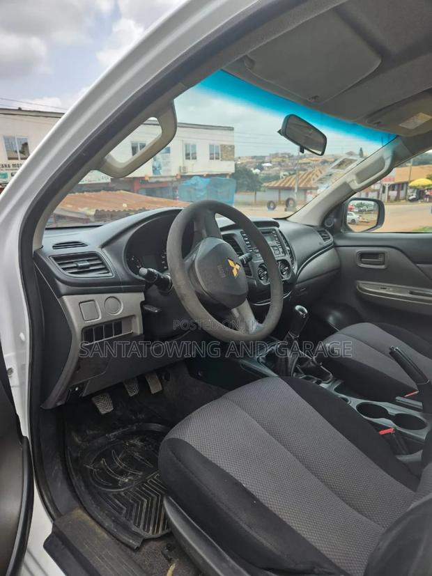 Mitsubishi L200 2016 White