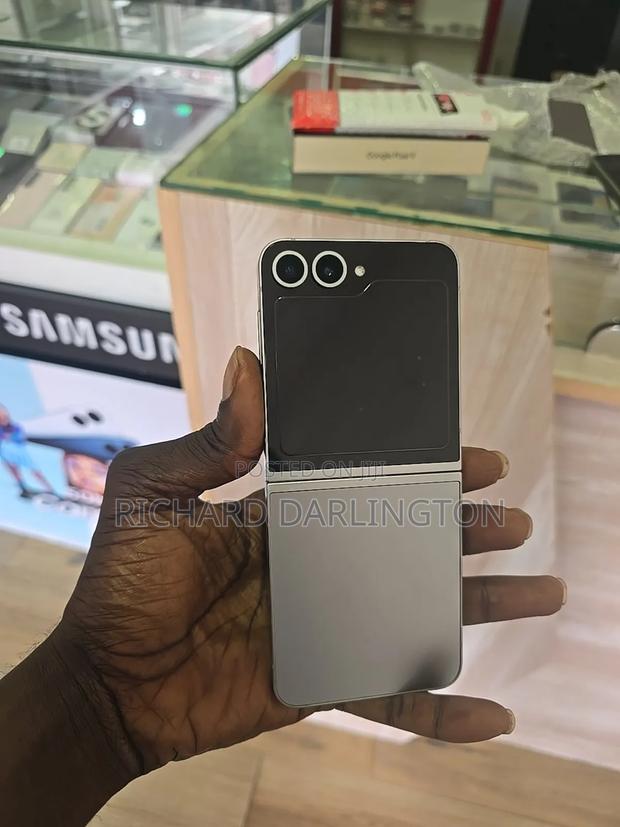New Samsung Galaxy Z Flip6 256 GB Silver · Photo 1