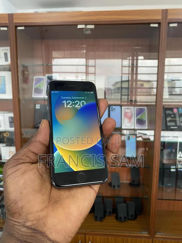 Apple iPhone 8 64 GB Black · Photo 1