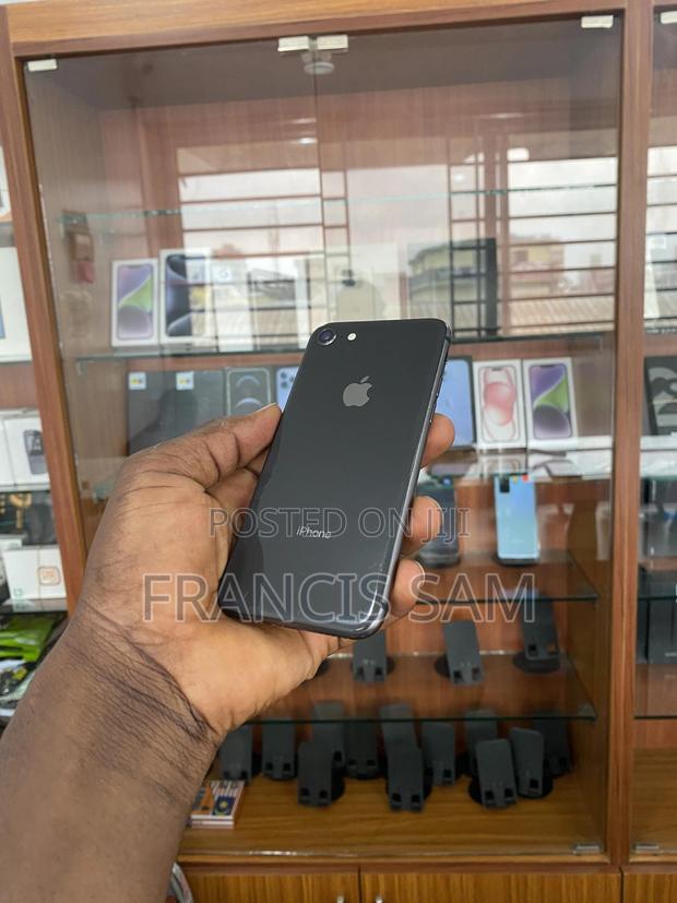 Apple iPhone 8 64 GB Black · Photo 3