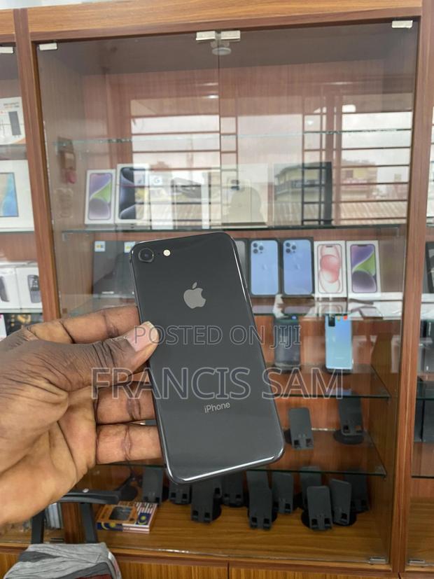 Apple iPhone 8 64 GB Black · Photo 2