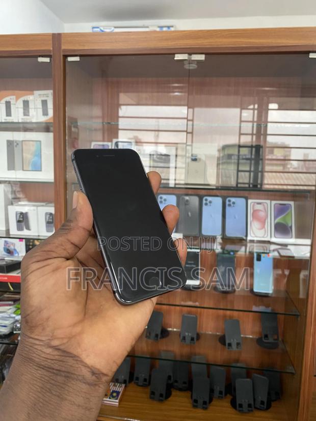 Apple iPhone 8 64 GB Black · Photo 4