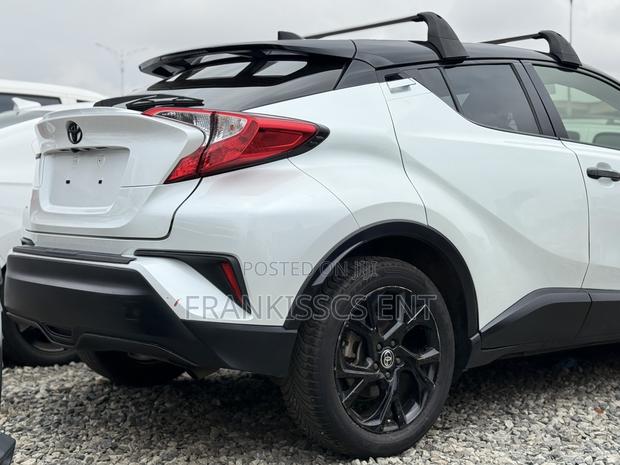 Toyota C-HR XLE 2022 White photo 4