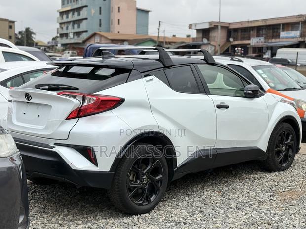 Toyota C-HR XLE 2022 White photo 2
