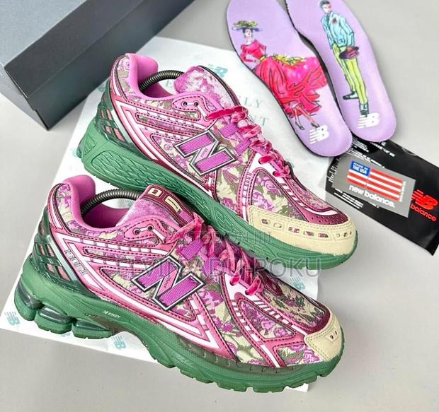 New Balance 1906 Flower Patched Sneaker · Photo 3