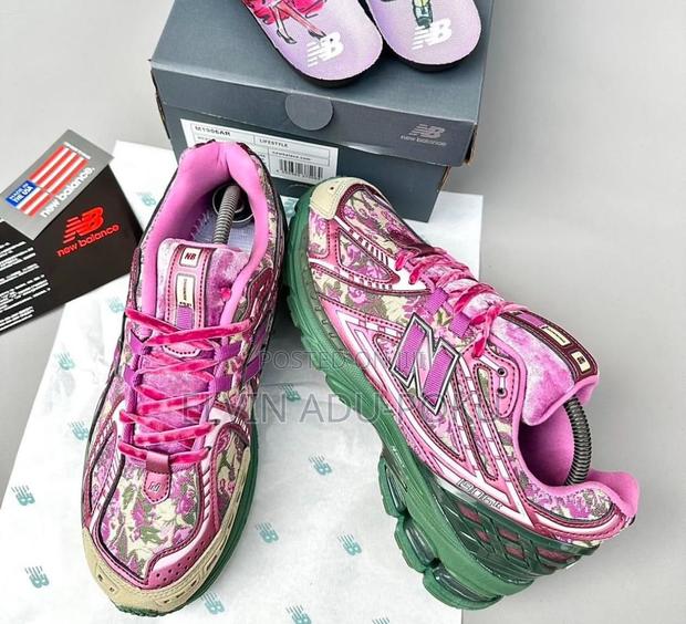 New Balance 1906 Flower Patched Sneaker · Photo 4