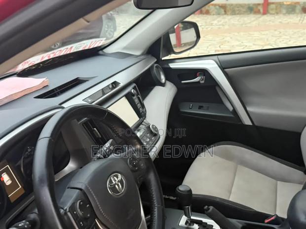 Toyota RAV4 XLE AWD (2.5L 4cyl 6A) 2017 Red photo 3