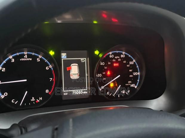 Toyota RAV4 XLE AWD (2.5L 4cyl 6A) 2017 Red photo 7