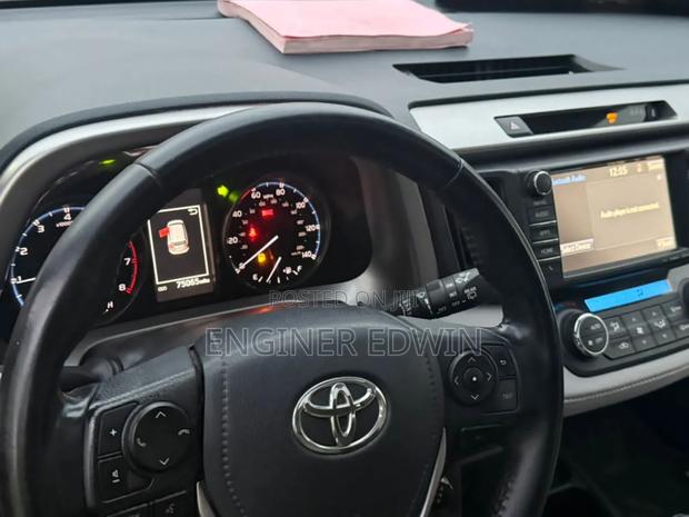 Toyota RAV4 XLE AWD (2.5L 4cyl 6A) 2017 Red photo 8