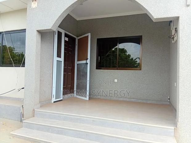 3bdrm House in Devtraco Estate, Tema Metropolitan for rent